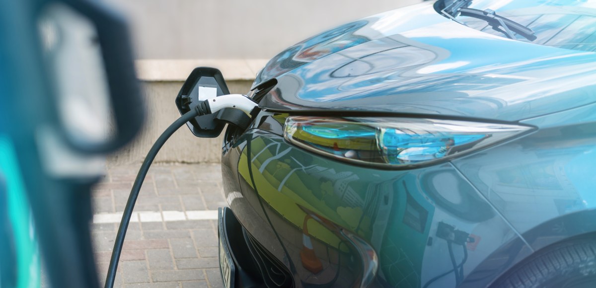 Coche eléctrico cargando