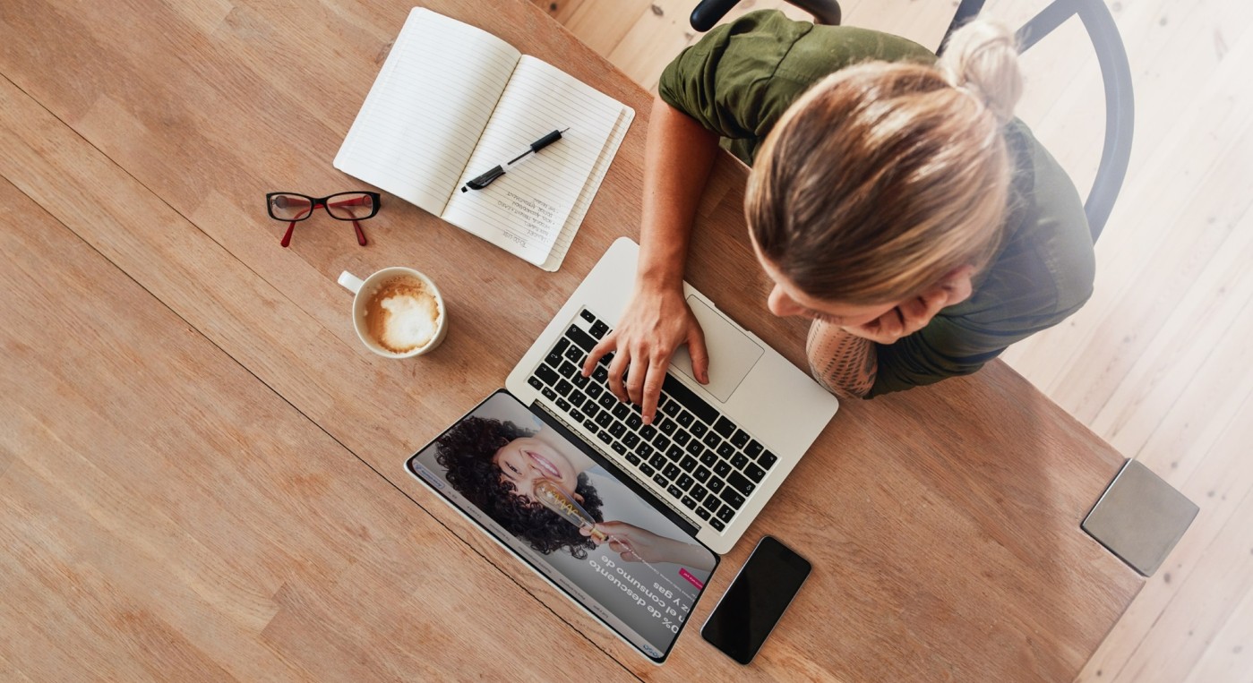 Apicultor en planta fotovoltaica