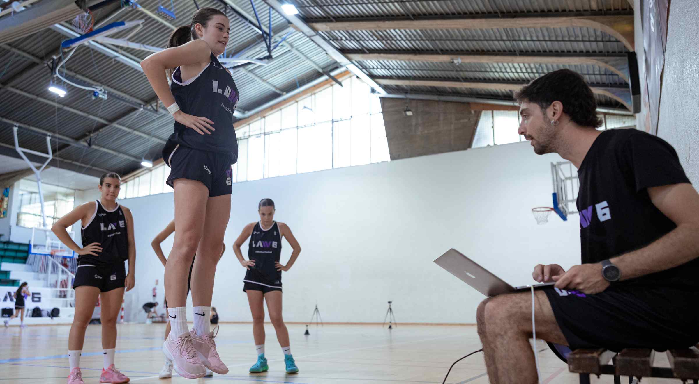 chicas jugando al baloncesto