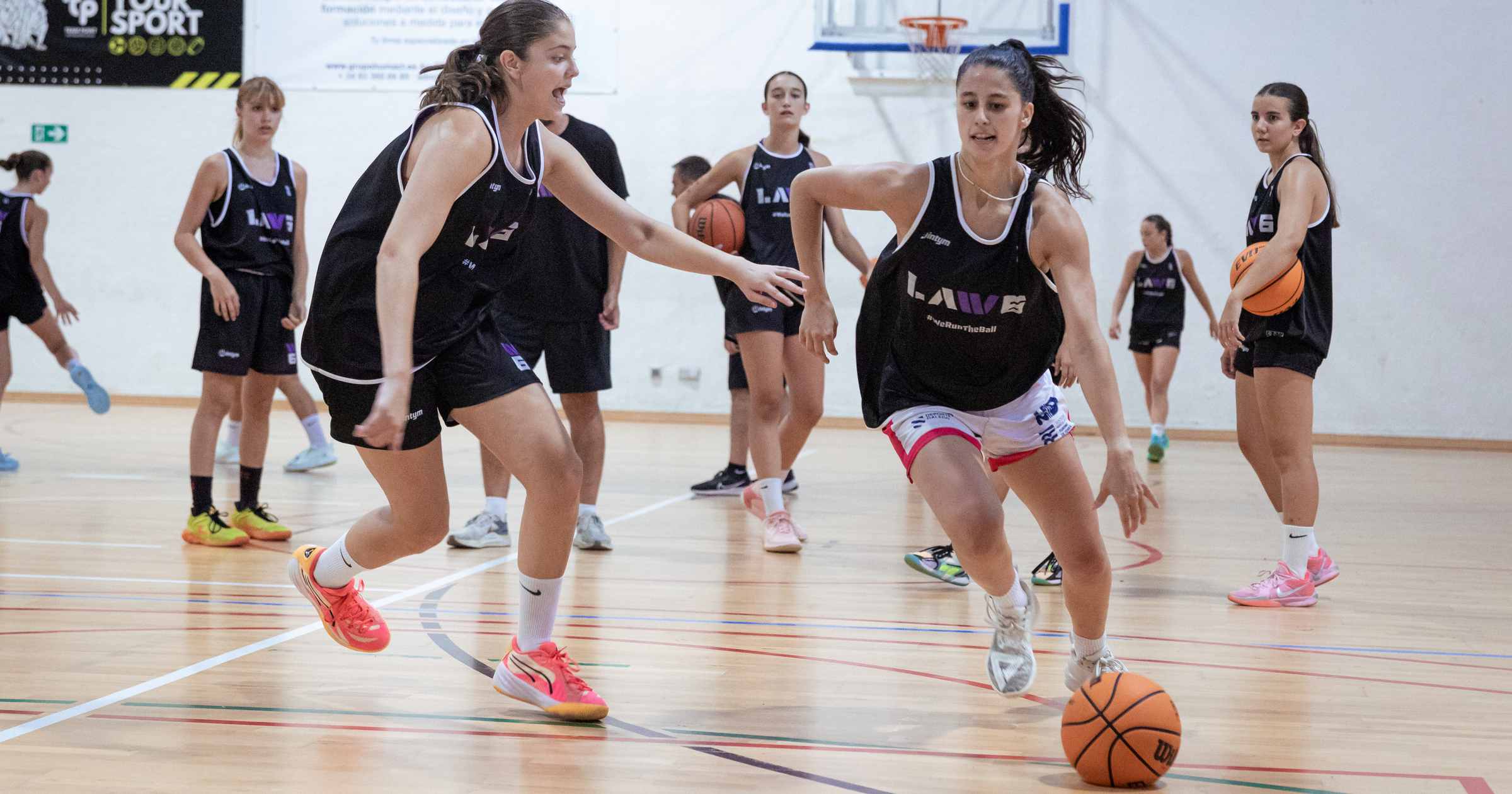 chicas jugando al baloncesto