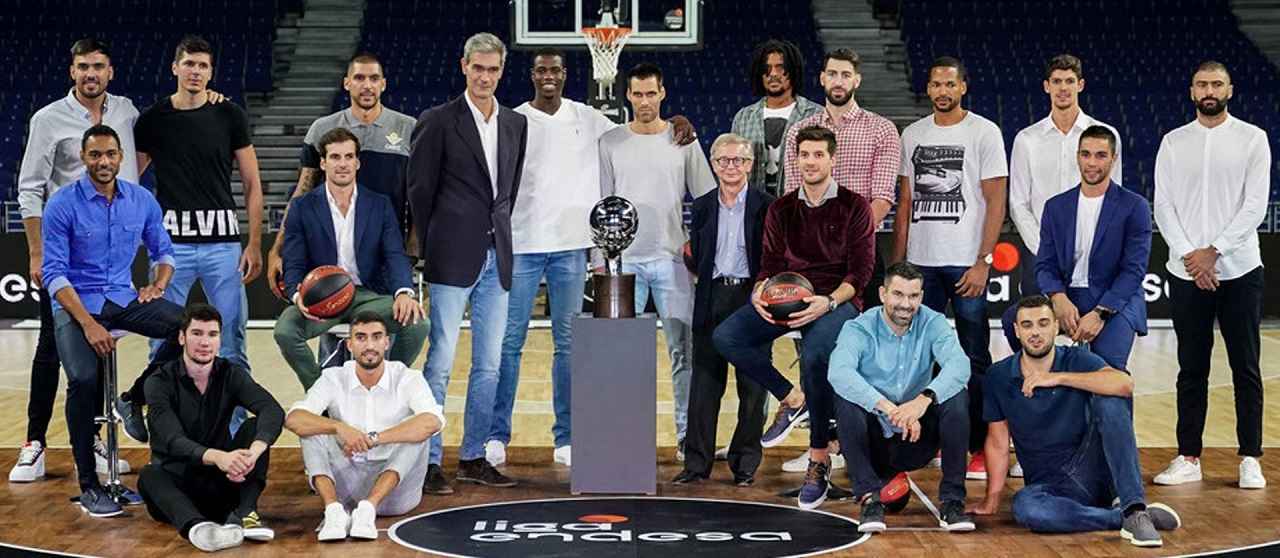 L'equip d'Endesa amb jugadors de bàsquet